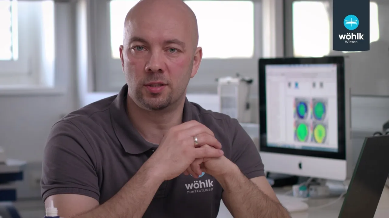 Sodelavec podjetja Wöhlk Contactlinsen v uvodnem kadru videa „Wöhlk Wissen: Einsetzen weicher Contactlinsen"